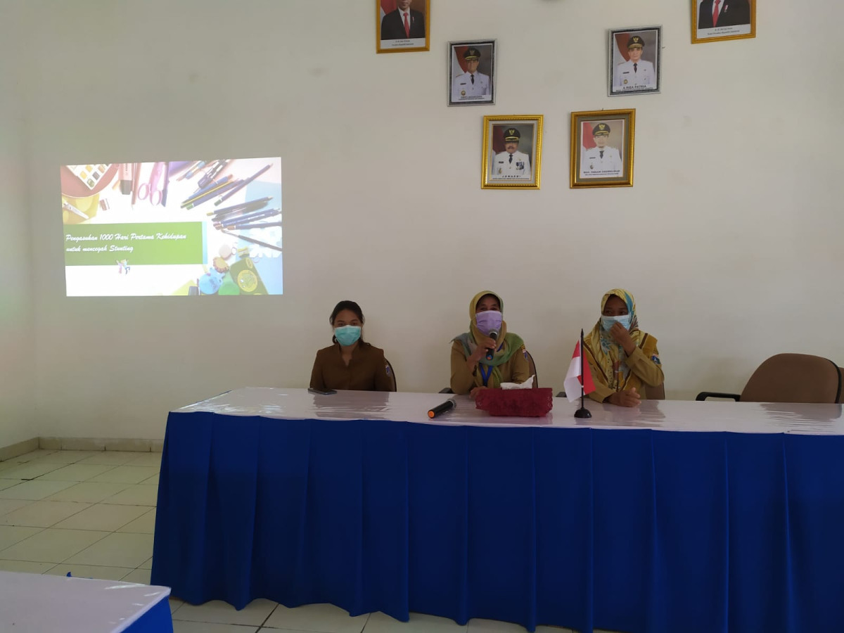 Narasumber sedang membawakan materi